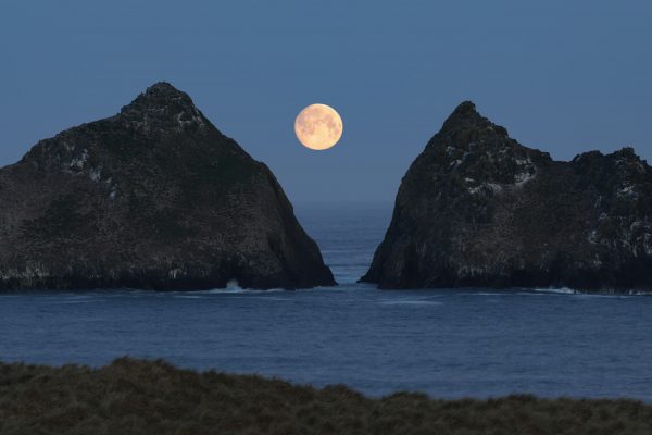 moonset rocks hbay 600x400 - 'Bay of Dreams' Holywell Bay